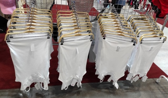 Stále lze sehnat spodní bílé košilky
