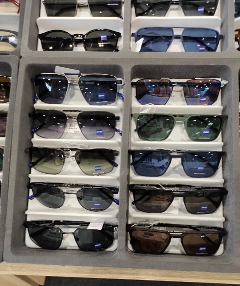 Část nabídky slunečních brýlí na veletrhu Opta
