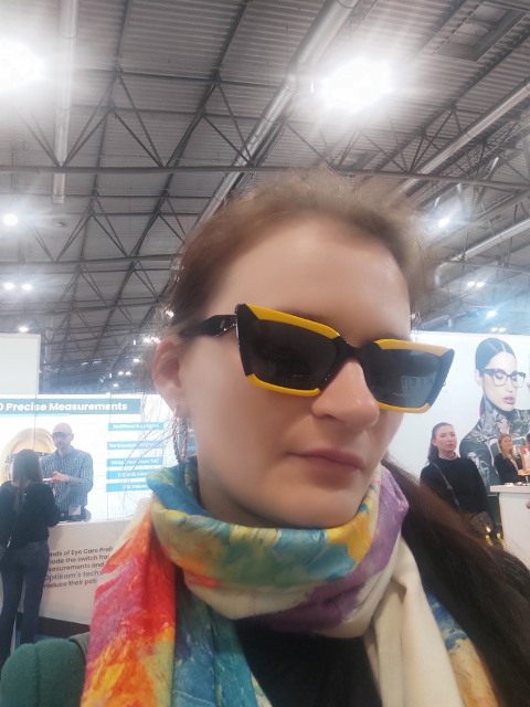 Naše paní majitelka Bc. Sandra Friebová je velká fanynka brýlí i brýlových obrub a tak s nadšením na veletrhu Opta zkoušela různé modely