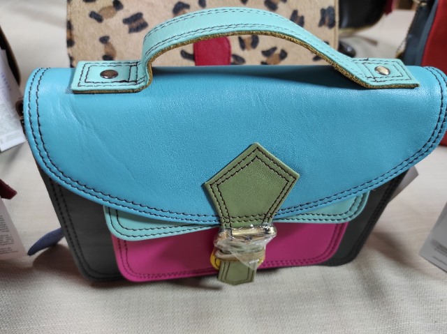 I malá dámská kabelka může být elegantní, praktická a současně nevšední