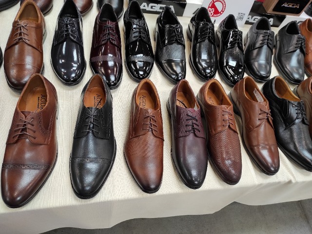 Část nabídky pánské obuvi na dubnové edici veletrhu Polshoes