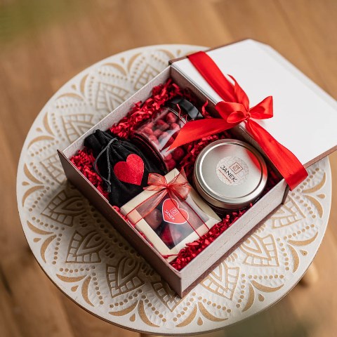 Tato dárková krabice od firmy Čokoládovna Janek je magnetem pro Vaše oči i chuťové buňky. Jste se svojí láskou na stejné vlně i v oblasti čokolády, pořiďte si tuto krabičku jako společný dárek.