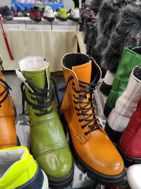 Otázka k zamyšlení. Ocenily by vaše zákaznice žlutou či zelenou dámskou hřejivou obuv?