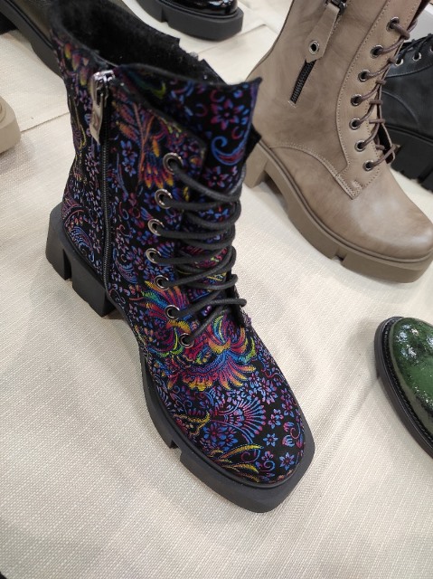 Pořídili byste podobnou dámskou hřejivou obuv do nabídky svojí kamenné prodejny či e - shopu?