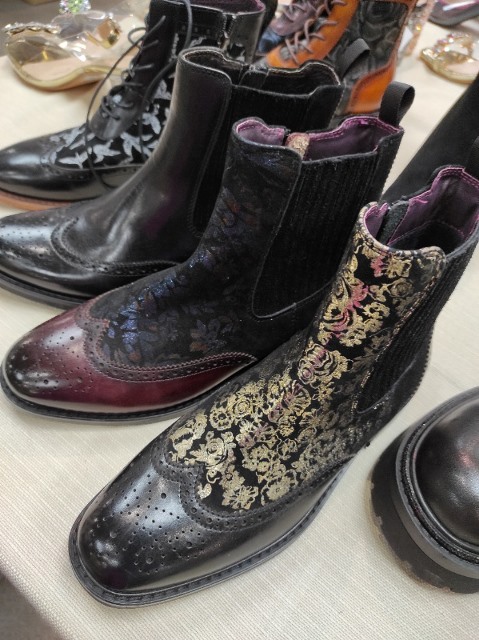 Kombinace luxusních materiálů u dámské hřejivé obuvi na veletrhu Polshoes