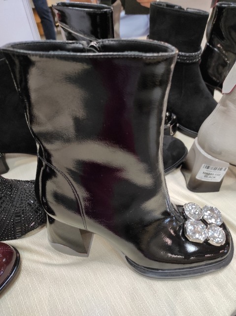 Na této dámské hřejivé obuvi se kamínkové aplikace doslova vyjímají, co říkáte?