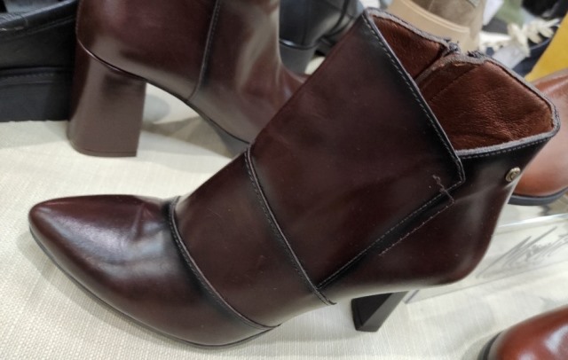 Dámská hřejivá obuv v tradičních barvách rozhodně není nudná